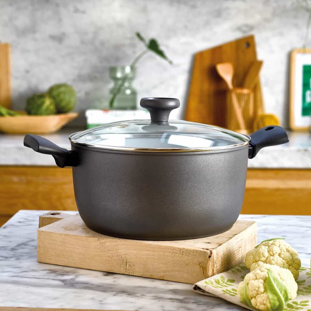 28cm Earth Pan stockpot in kitchen